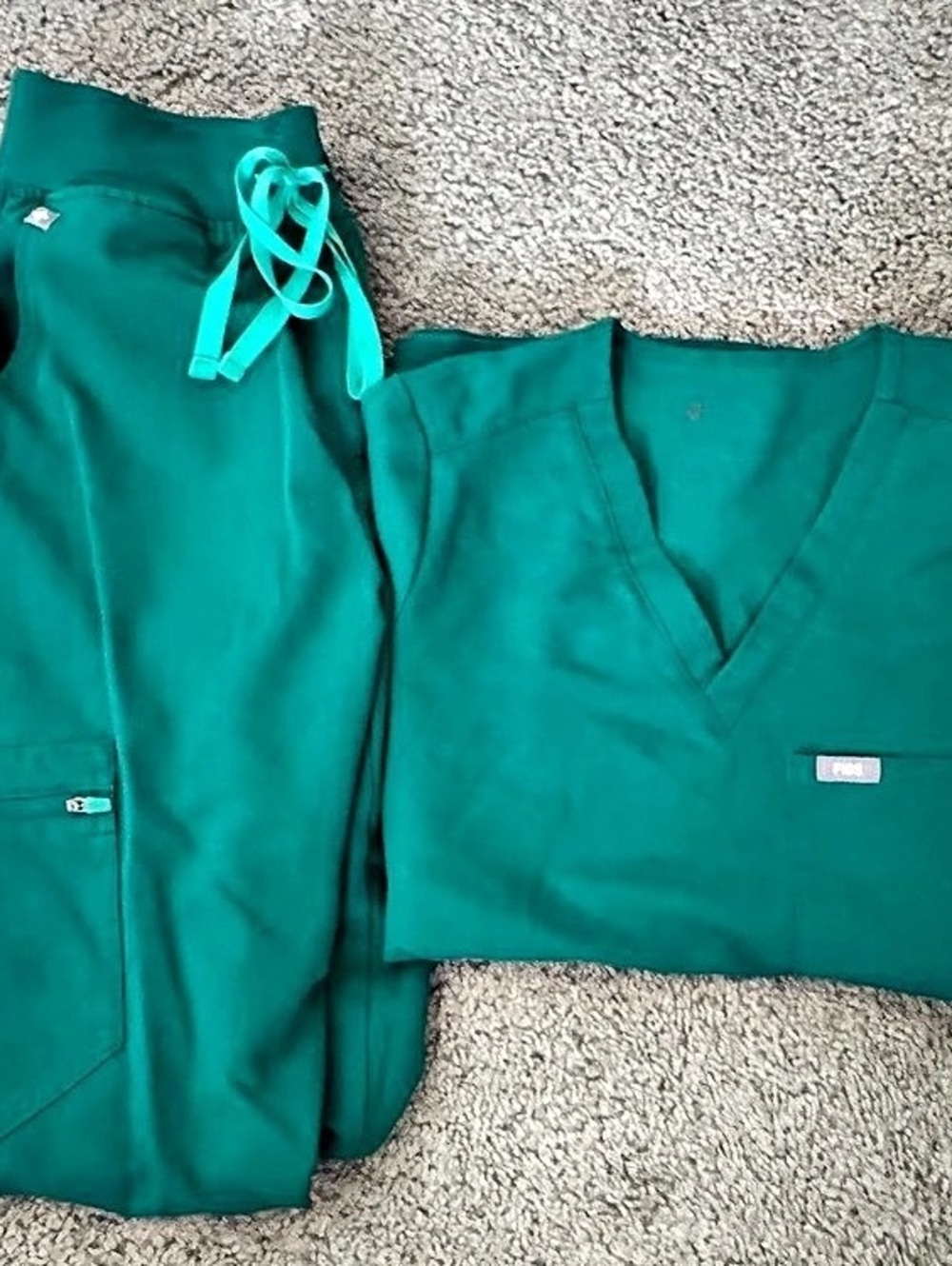 FIGS Zamora Jogger Scrub Pants and V-Neck Scrub Top Set & V-Neck Top Set Green